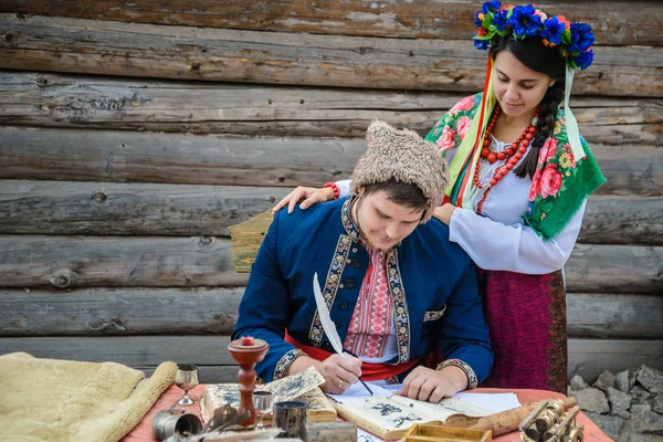Pareja en ukraine traditionl vestido —  Fotos de Stock