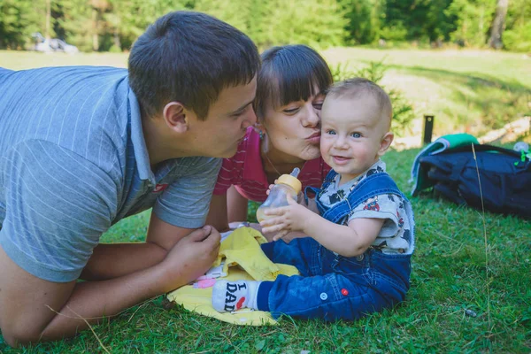 Familia joven feliz —  Fotos de Stock