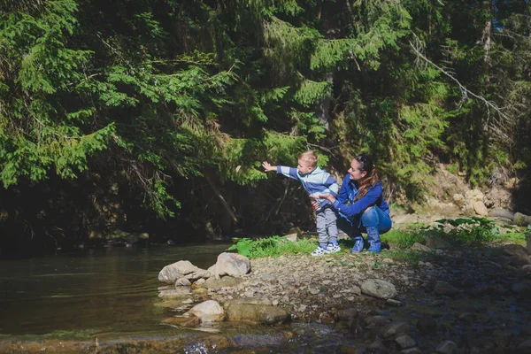 Mère et fils jouant dans la rivière — Photo