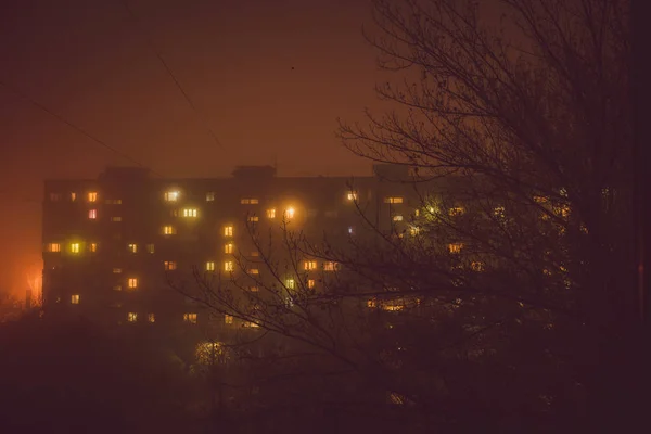 Épület, éjszaka ködben — Stock Fotó