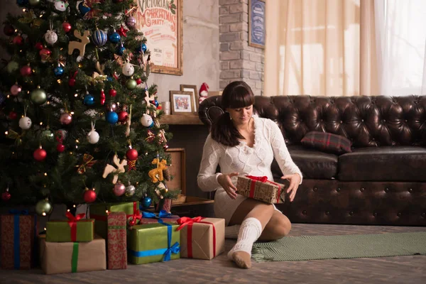 Mujer es waitng un bebé para Navidad — Foto de Stock