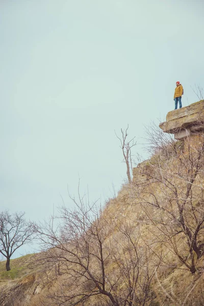崖の上の男 — ストック写真
