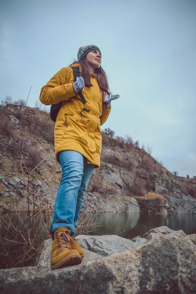 Жінка в чоботях і джинсах ходить уздовж озера — стокове фото
