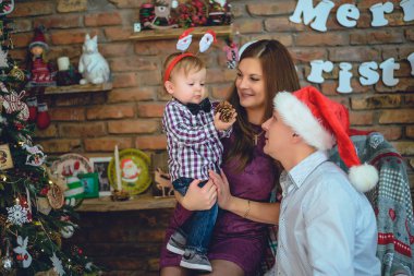 Şirin yang aile Noel için hazırlamak