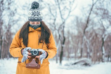 Şık kadın fotoğrafçı retro kamera ile