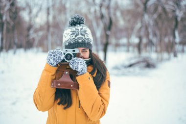 Şık kadın fotoğrafçı retro kamera ile