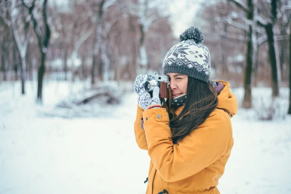 Mujer elegante fotógrafo con cámara retro — Foto de Stock