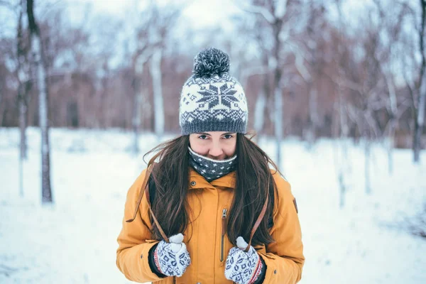 Красивый зимний портрет молодой женщины — стоковое фото