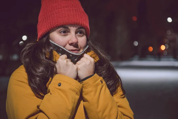Жінка заморожена в нічному парку — стокове фото