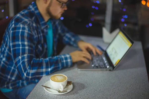 Man working in cafe — Stock Photo, Image