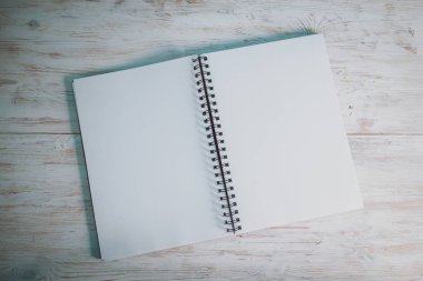 masaya açılan not defteri