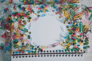 defter ile masa üzerinde klipler