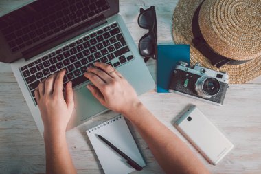 Kadının elleri boş yaprak kağıt için fotoğraf makinesi ile gelin.