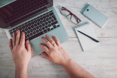 Ofis Masası çalışma iş adamı boşaltmak ve çeşitli nesnelerle detay eller