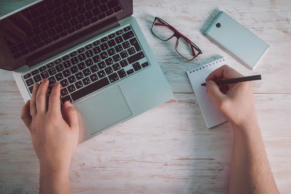 Homme d'affaires travaillant au bureau mains détail avec copyspace et divers objets — Photo