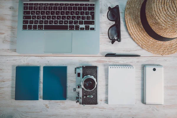 A fehér felület a laptop, kalap, szemüveg, smartphone kamera felülnézet — Stock Fotó