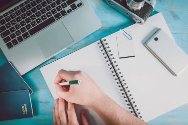 desctop laptop üzerinde çalışıyor