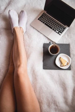 Kadın yatakta kahvaltı selfie alarak