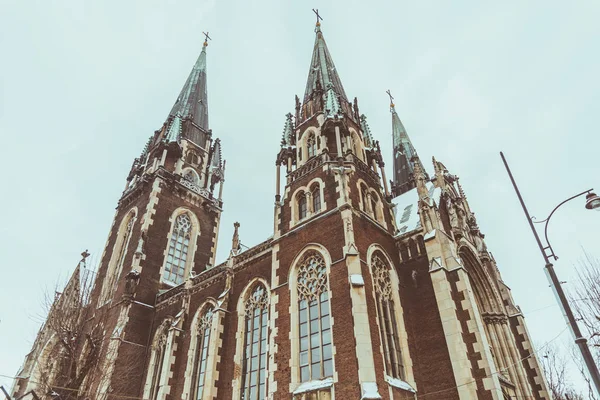 Eglise gothique dans la journée froide d'hiver — Photo