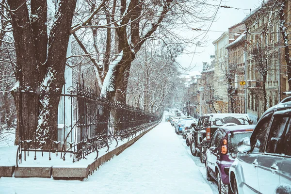 Calle urbana en una tormenta de nieve — Foto de Stock