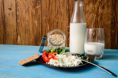 Kağıt ve süt ile bir tabakta yükselişi