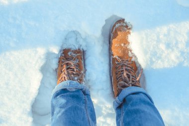 kış günü kar botları