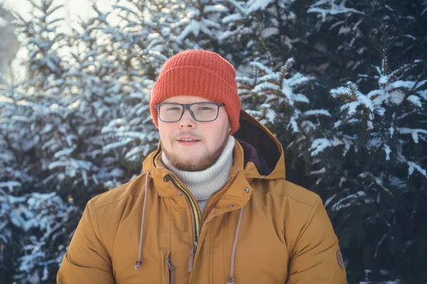 Portret van een lachende jongeman in warme kleding — Stockfoto