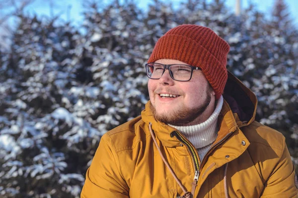 Portret van een lachende jongeman in warme kleding — Stockfoto