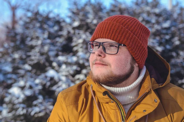 Portret van een lachende jongeman in warme kleding — Stockfoto