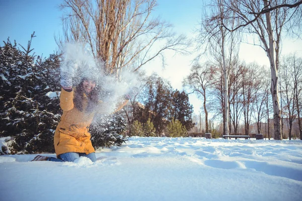 Hermosa mujer de invierno jugando con nieve — Foto de Stock