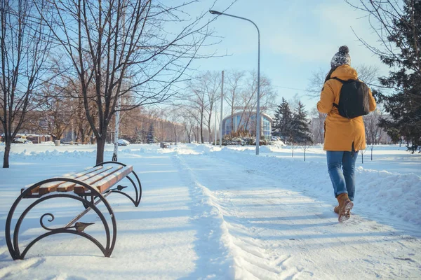 Femme marchant dans le parc d'hiver — Photo