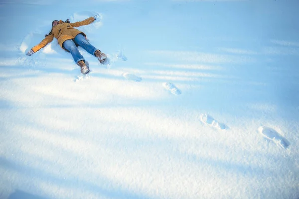 Wooman fare angelo della neve — Foto Stock