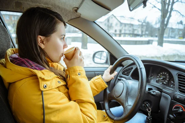 Charmiga affärskvinna dricka kopp under körning att arbeta — Stockfoto