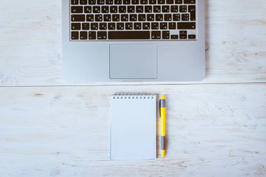 Ofis Masası bilgisayar laptop, defter, kalem ile çalışmak