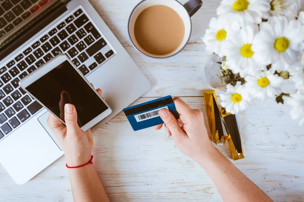 kredi kartını dizüstü bilgisayar ile Online shoping için kullanan kadın