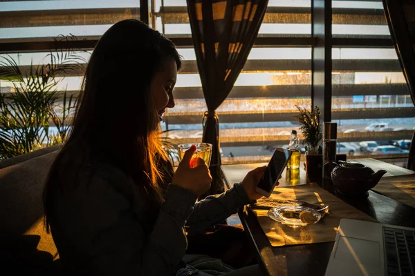Frau trinkt Tee im Café und arbeitet — Stockfoto
