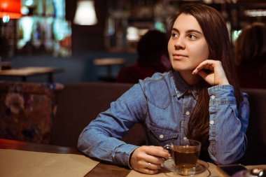 Yang kadın çay içer