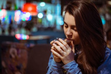 Yang kadın çay içer
