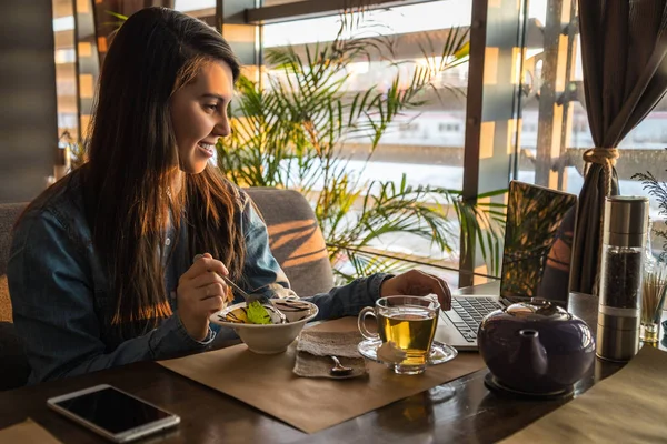 Mujer bebiendo té en la cafetería y trabajando — Foto de Stock