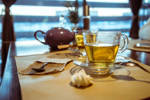 Чашка горячего чая на холодном фоне зимнего дня — стоковое фото