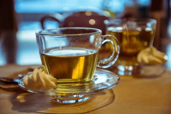 Tasse de thé chaud sur un fond glacé de fenêtre de jour d'hiver — Photo