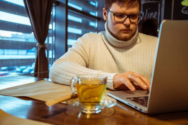 Man working in cafe with laptop — Stock Photo, Image
