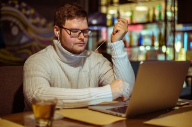 adam gözlüklü Cafe kulaklık bir şey duyamıyorum