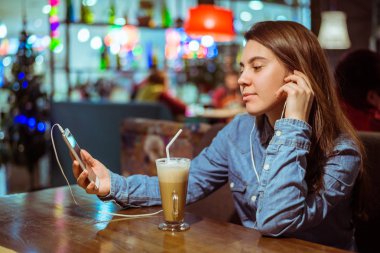 El, café iç arka planda müzik smartphone