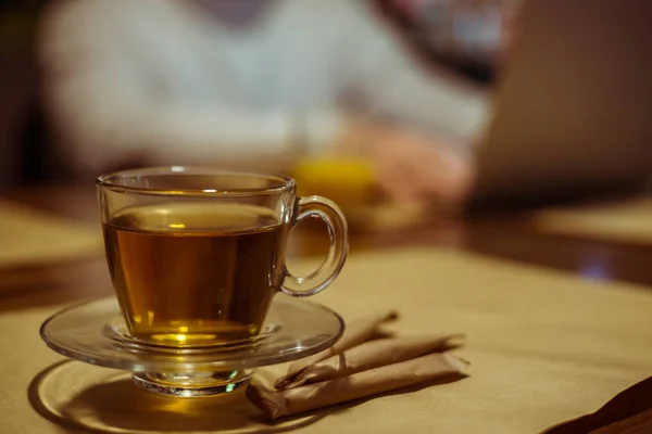 La taza del té sobre la mesa —  Fotos de Stock