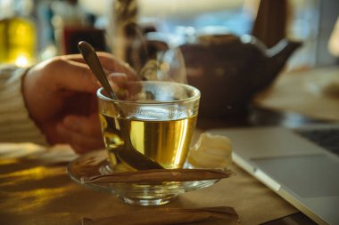 Bir adamın bir kafede kahve içme kapatın. Kapalı.