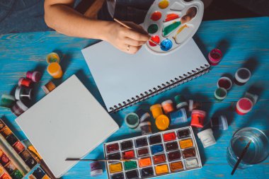 el ile boyalar çizimi