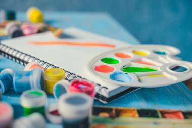 Kağıt, sulu boya, boya fırçası ve bazı sanat şeyler