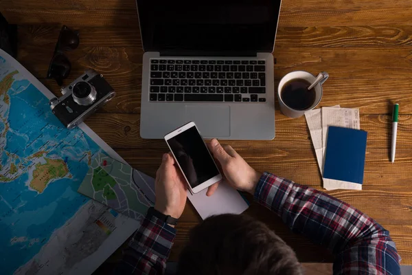 Planificación de viajes mapa té portátil mapa en el escritorio — Foto de Stock