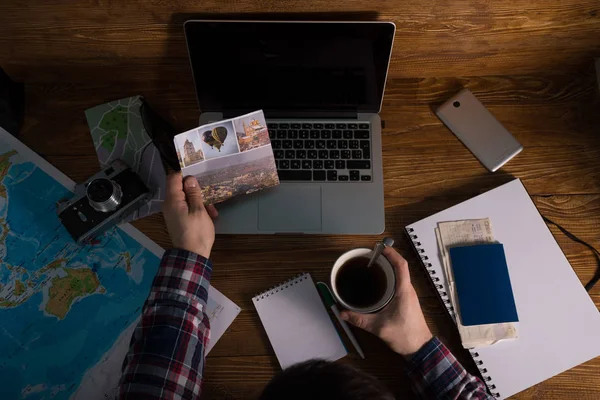 Planning reizen kaart thee laptop kaart op het Bureau — Stockfoto